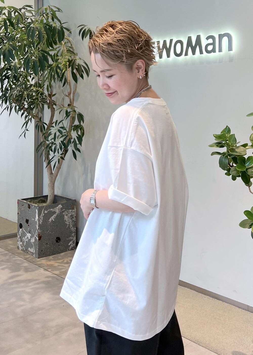 ブラック系のその他パンツ、その他のサンダル、イエロー系のショルダーバッグを着用したレディースの春コーディネートの5枚目の写真