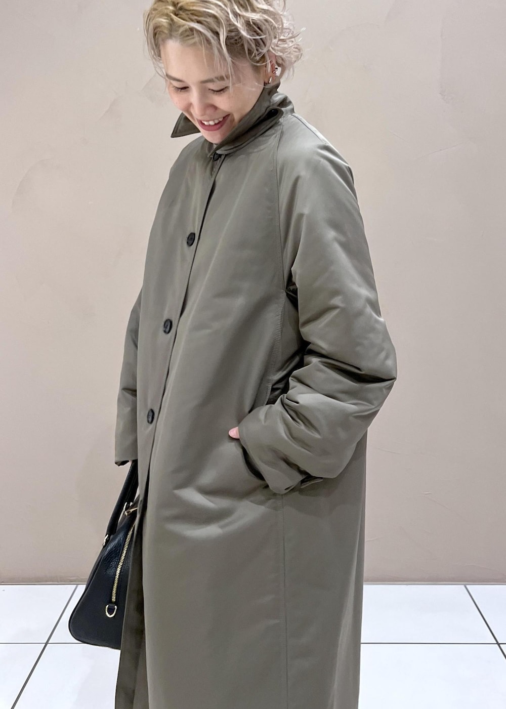 ブラック系のボストンバッグ、グリーン系のダウンジャケット/コート、ブラック系のその他パンツを着用したレディースの秋コーディネートの9枚目の写真