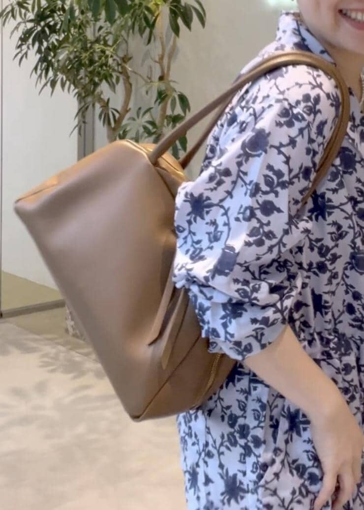 ブルー系のシャツ/ブラウス、ブラウン系のボストンバッグ、ブラック系のサンダルを着用したレディースの夏コーディネートの10枚目の写真