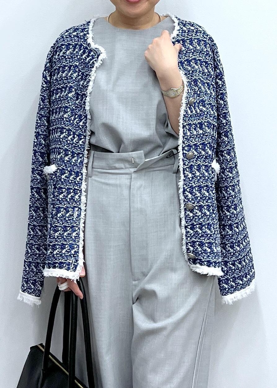 グレー系のベスト、グレー系のスラックス、シルバー系のパンプスを着用したレディースの春コーディネートの9枚目の写真