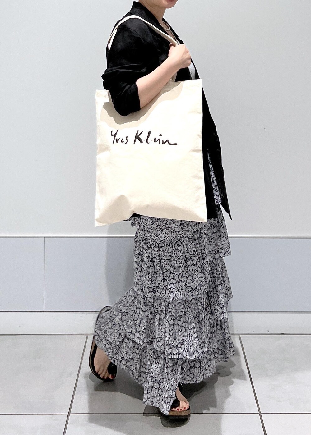 ブラック系のテーラードジャケット、ブラック系のスカートを着用したレディースの夏コーディネートの7枚目の写真