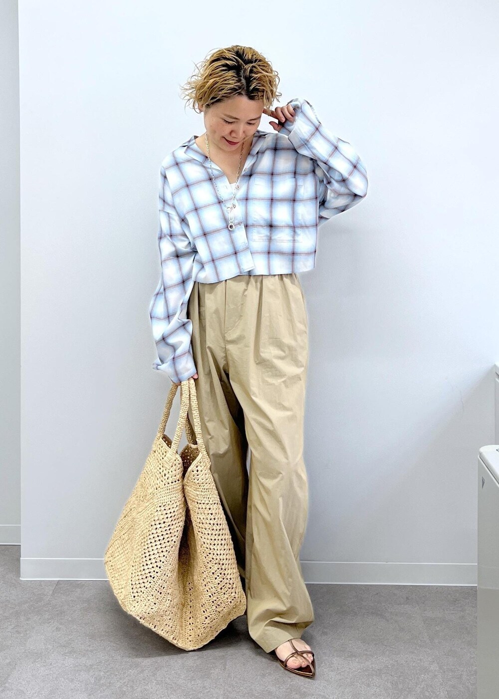 ホワイト系のかごバッグ、その他のサンダル、ベージュ系のその他パンツを着用したレディースの春コーディネートの4枚目の写真
