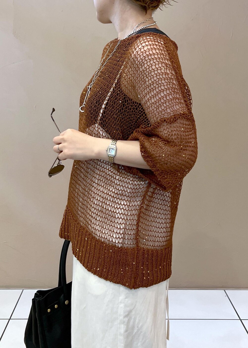 ホワイト系のサロペット/オーバーオール、グレー系のタンクトップ、ブラック系のショルダーバッグを着用したレディースの夏コーディネートの7枚目の写真