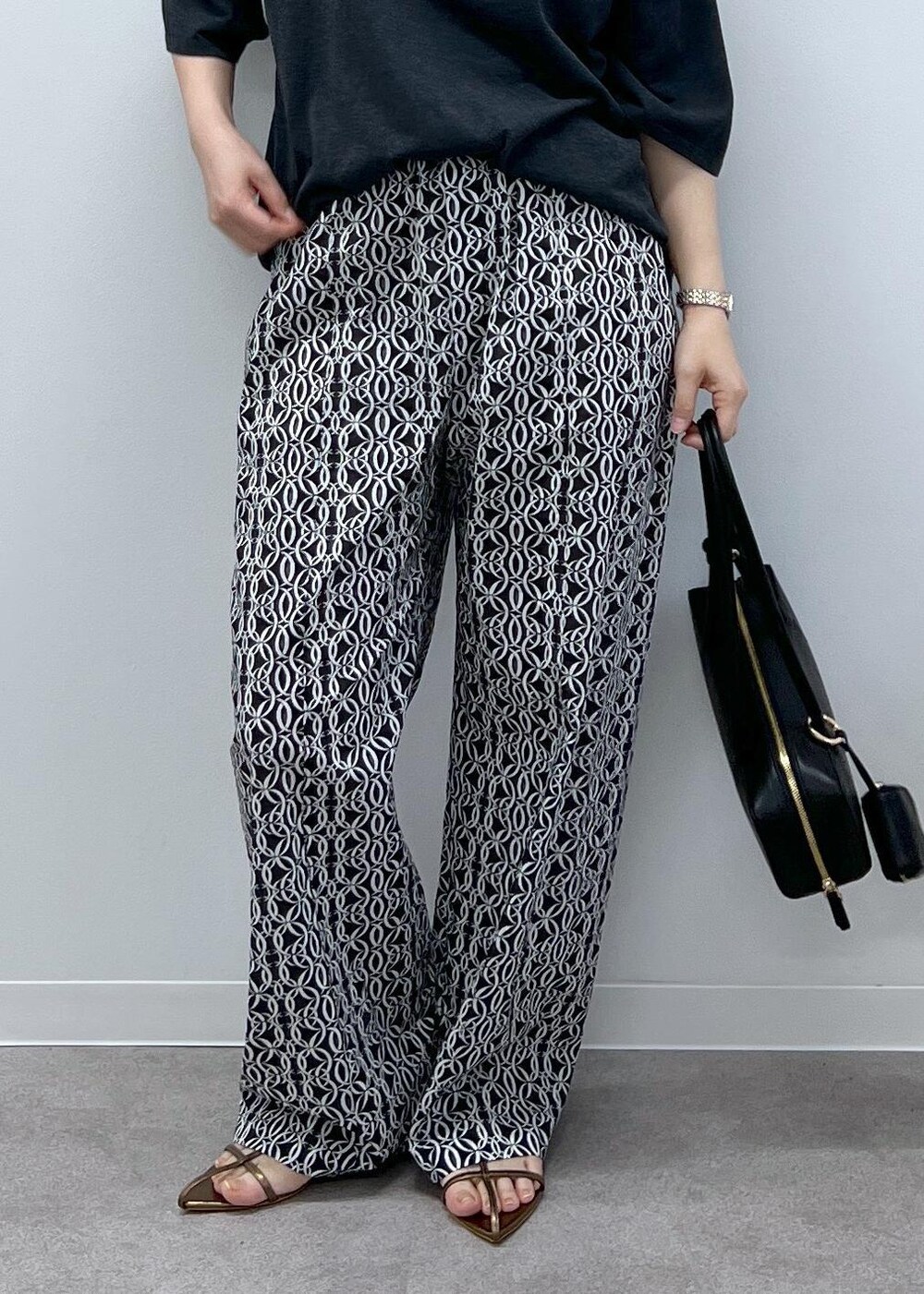 グレー系のTシャツ/カットソー、その他のサンダル、ブラック系のショルダーバッグを着用したレディースの春コーディネートの8枚目の写真