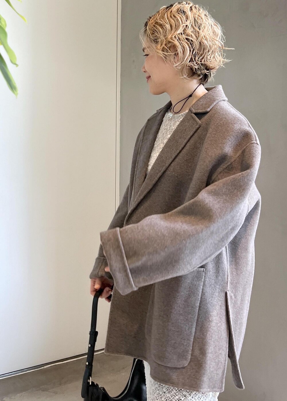 ブラウン系のその他アウター、ホワイト系のワンピース、シルバー系のパンプスを着用したレディースの秋コーディネートの8枚目の写真