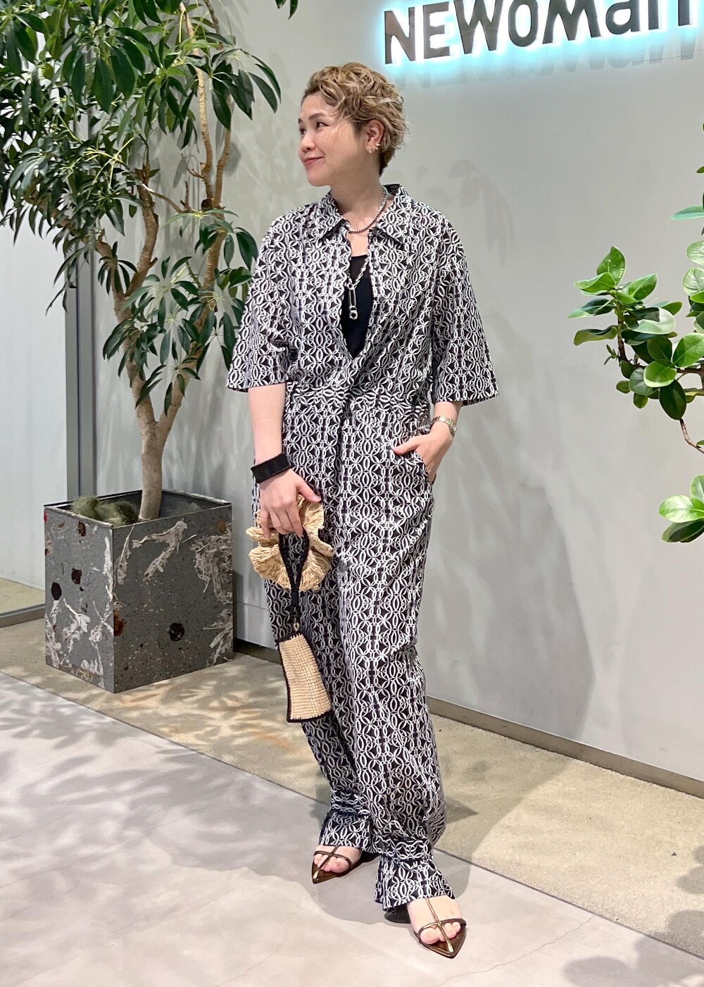 その他のサンダル、グリーン系のTシャツ/カットソー、ブラック系のつなぎ/オールインワンを着用したレディースの夏コーディネートの8枚目の写真