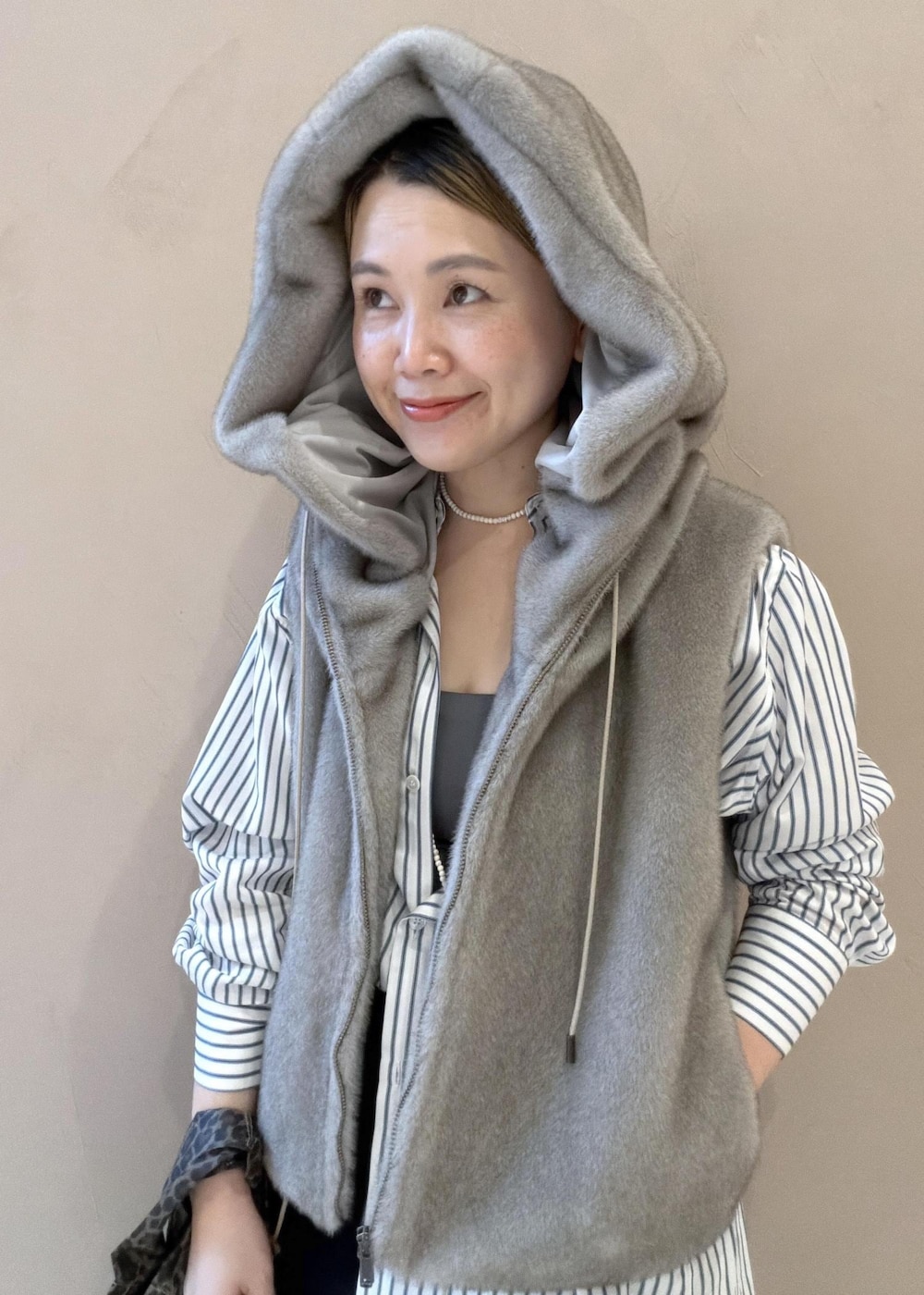 グレー系のベスト、ブルー系のシャツ/ブラウス、ブラック系のその他パンツを着用したレディースの秋コーディネートの5枚目の写真