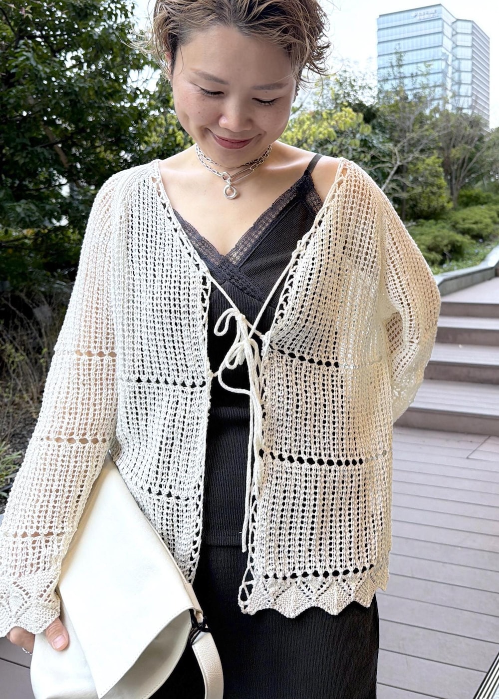 ベージュ系のパンプス、ホワイト系のカーディガン/ボレロ、グレー系のキャミソールを着用したレディースの春コーディネートの5枚目の写真