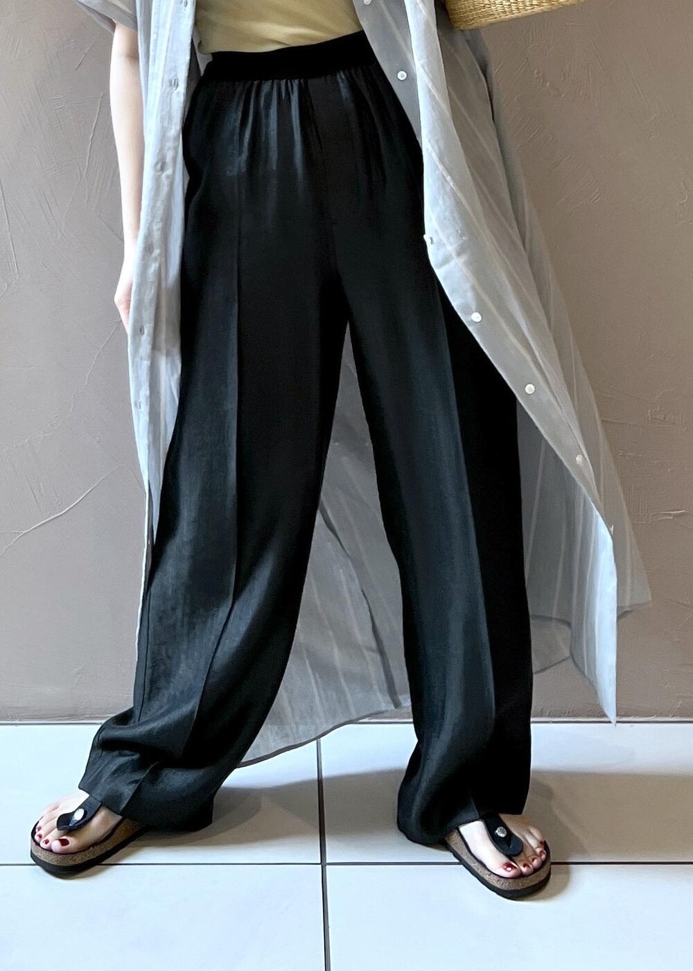 ブラック系のその他パンツ、イエロー系のタンクトップ、ブルー系のワンピースを着用したレディースの夏コーディネートの6枚目の写真