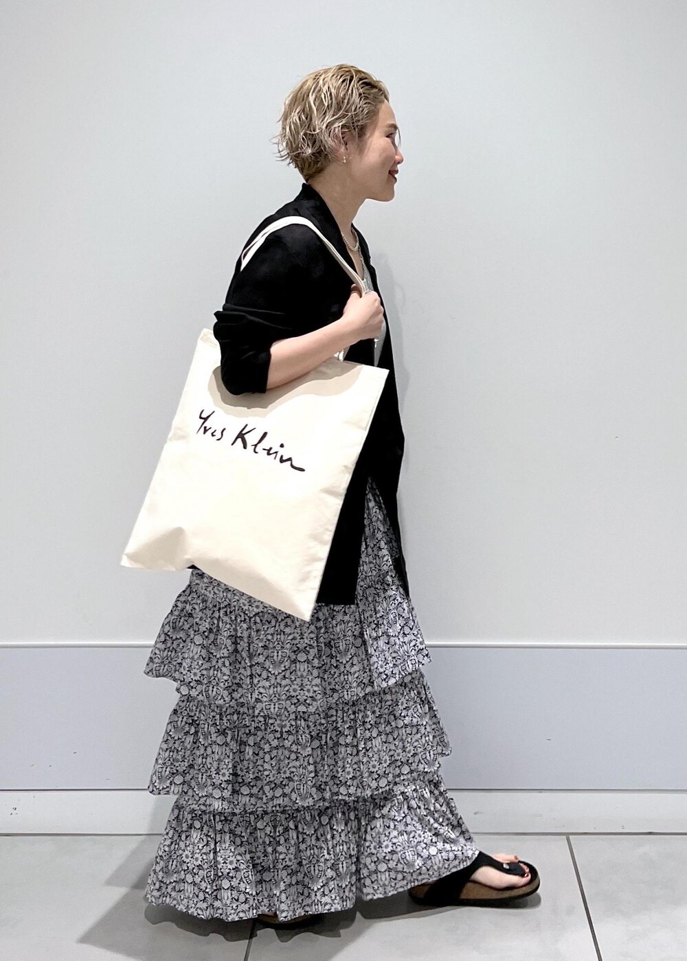 ブラック系のテーラードジャケット、ブラック系のスカートを着用したレディースの夏コーディネートの8枚目の写真