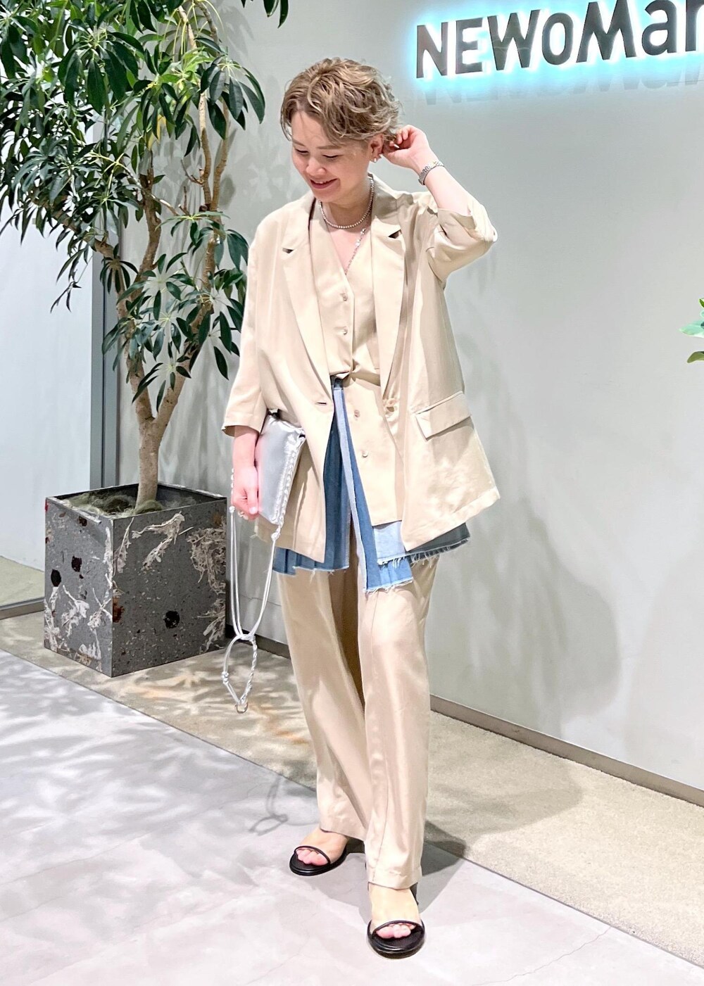 ベージュ系のその他パンツ、シルバー系のショルダーバッグ、ベージュ系のベストを着用したレディースの春コーディネートの2枚目の写真