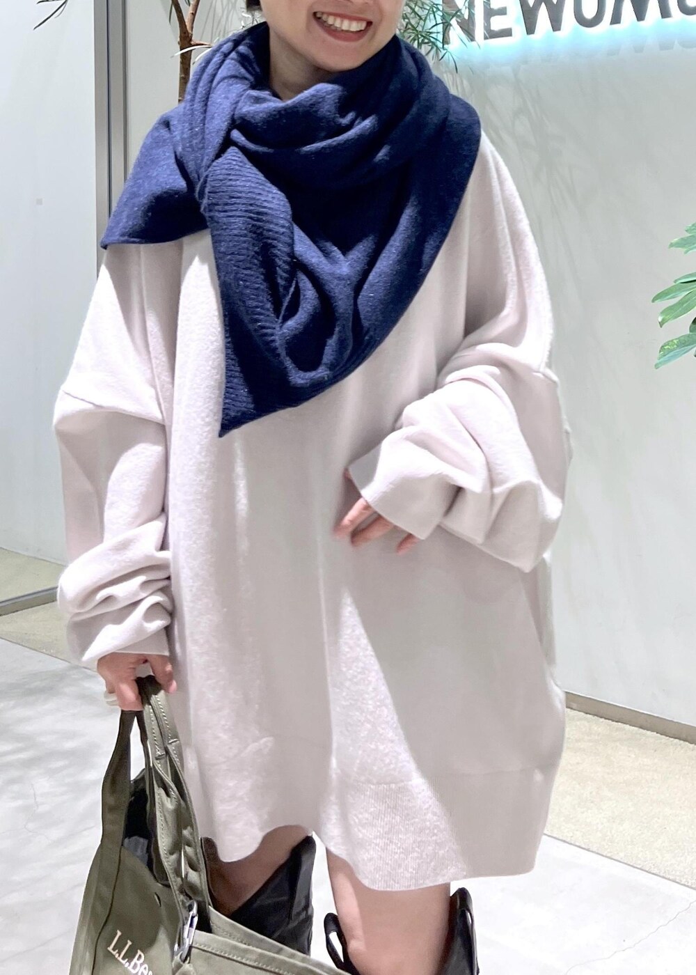 ブラック系のブーツ、グリーン系のトートバッグを着用したレディースの秋コーディネートの5枚目の写真