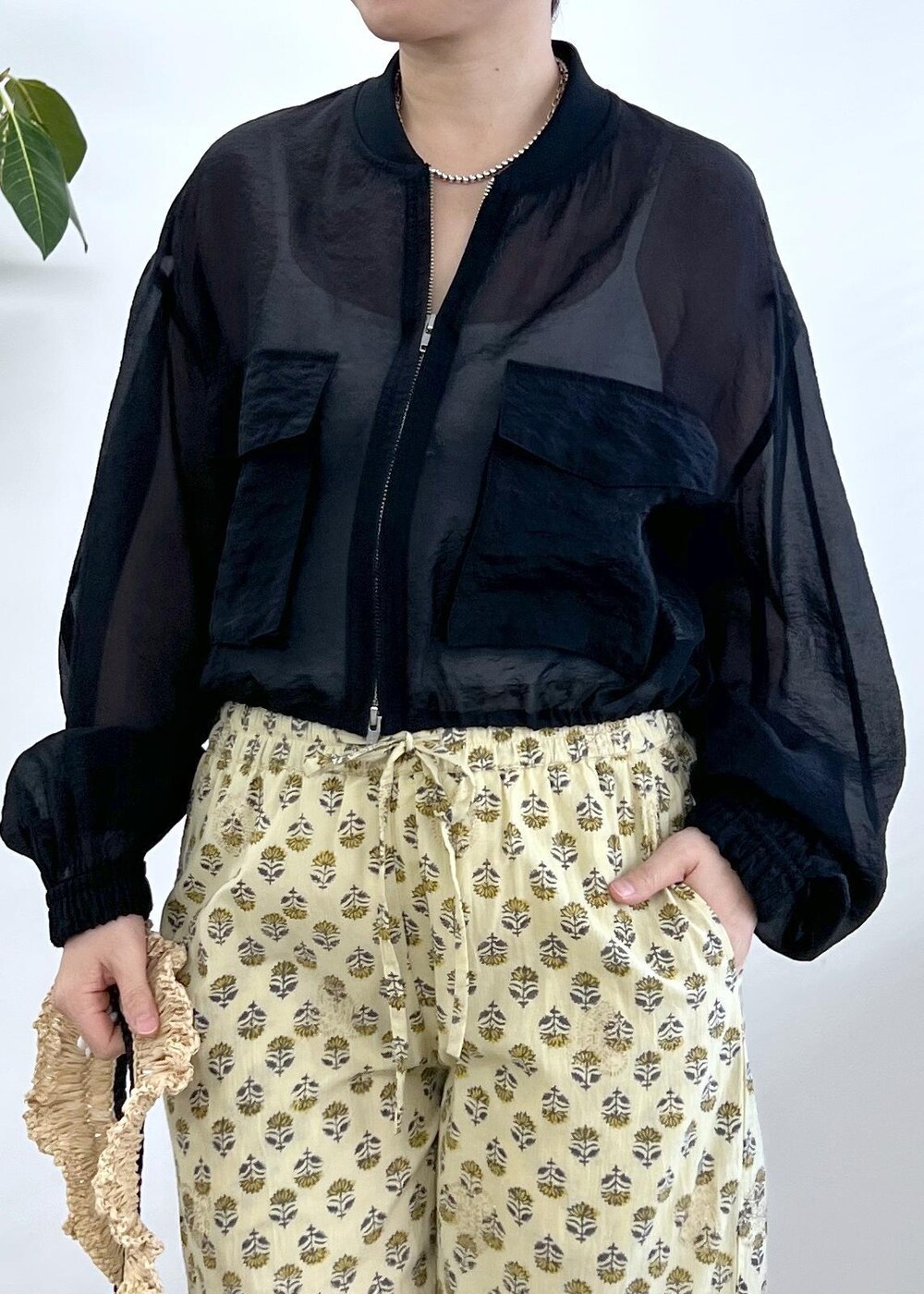 ブラック系のブルゾン、ベージュ系のその他パンツ、グレー系のサンダルを着用したレディースの冬コーディネートの6枚目の写真