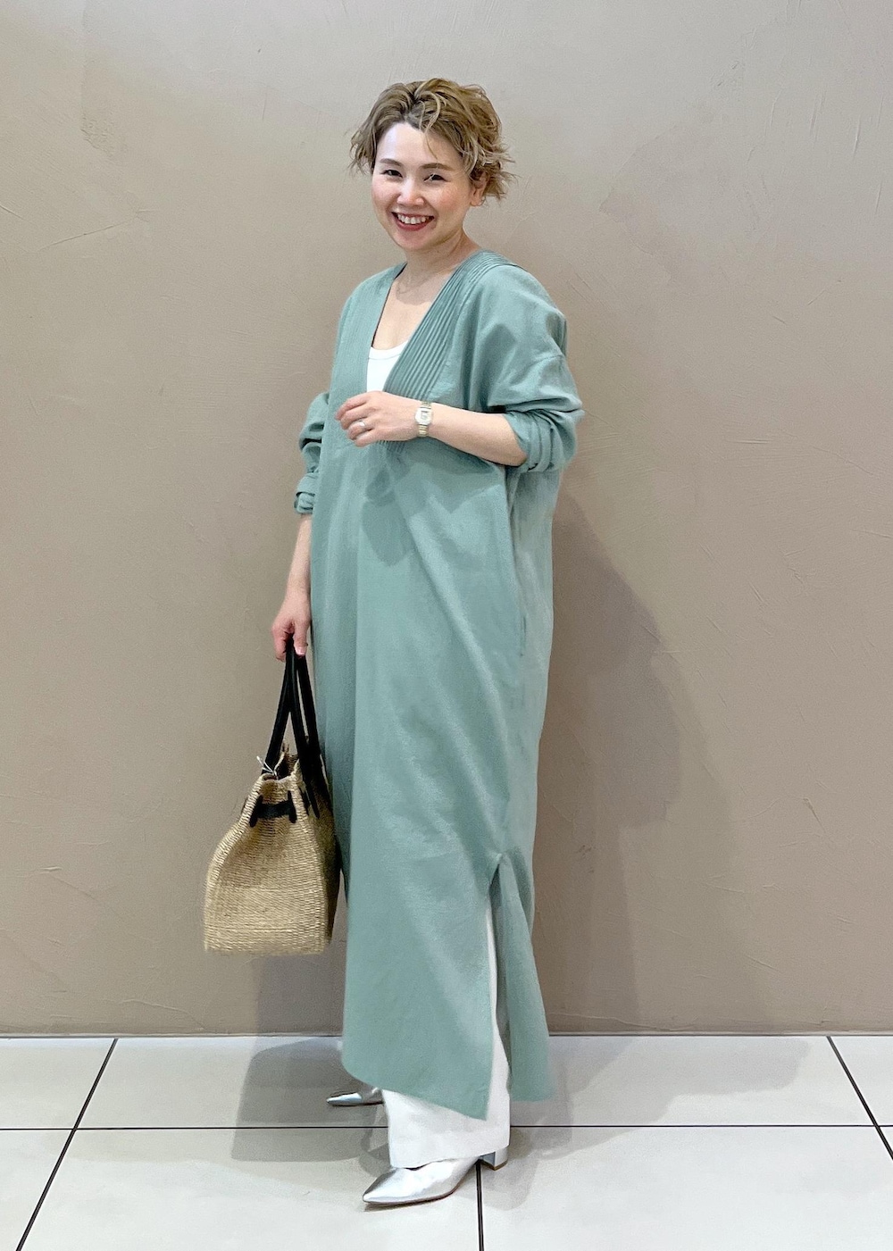 ホワイト系のトートバッグ、グリーン系のワンピース、ホワイト系のその他パンツを着用したレディースの春コーディネートの6枚目の写真