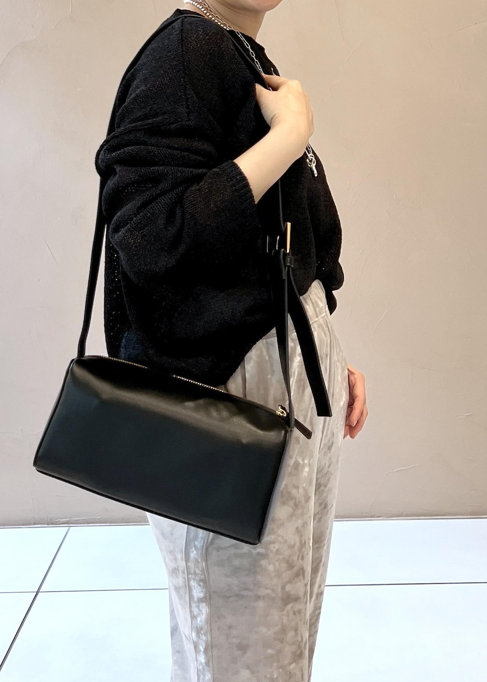 ベージュ系のその他パンツ、ブラック系のサンダル、ブラック系のニット/セーターを着用したレディースの春コーディネートの8枚目の写真