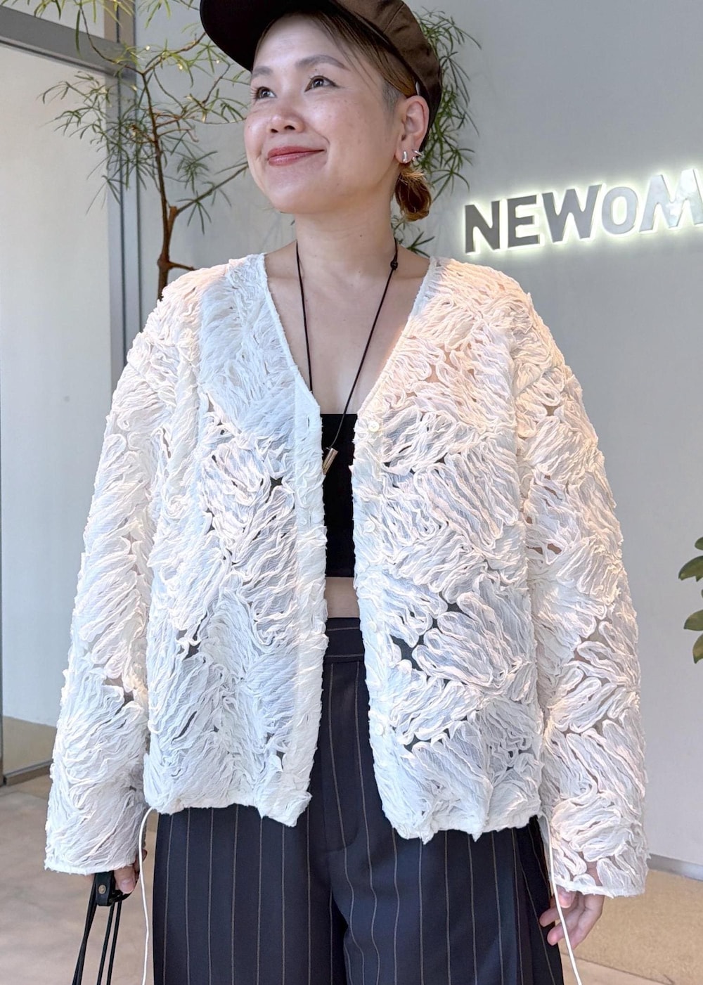 グレー系のその他パンツ、ブラック系のショルダーバッグ、ホワイト系のシャツ/ブラウスを着用したレディースの夏コーディネートの7枚目の写真