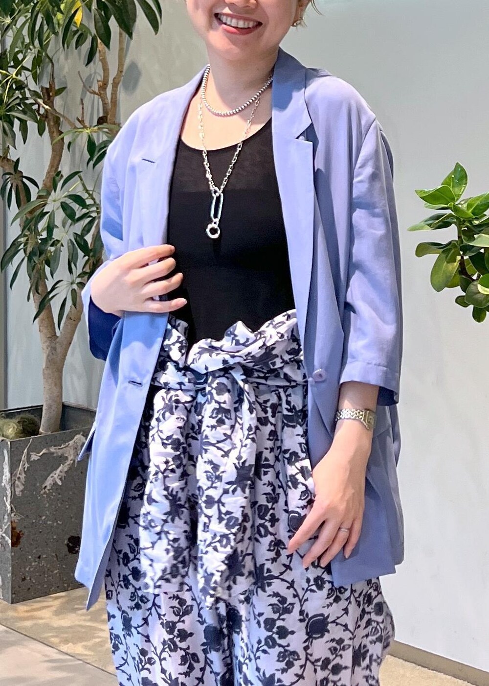 ブルー系のシャツ/ブラウス、ブラウン系のボストンバッグ、ブラック系のサンダルを着用したレディースの夏コーディネートの4枚目の写真