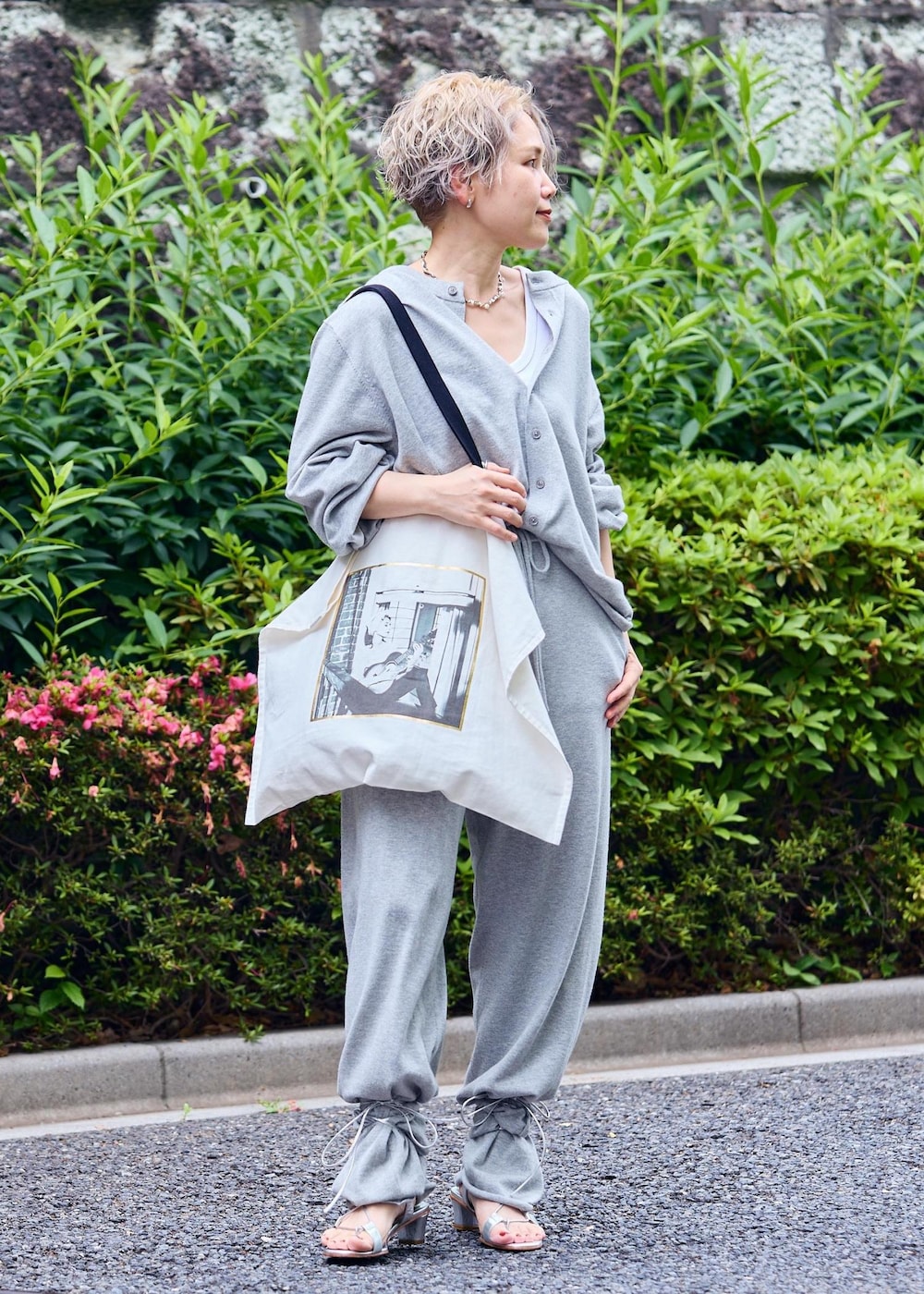 ホワイト系のトートバッグ、シルバー系のサンダルを着用したレディースの夏コーディネートの2枚目の写真