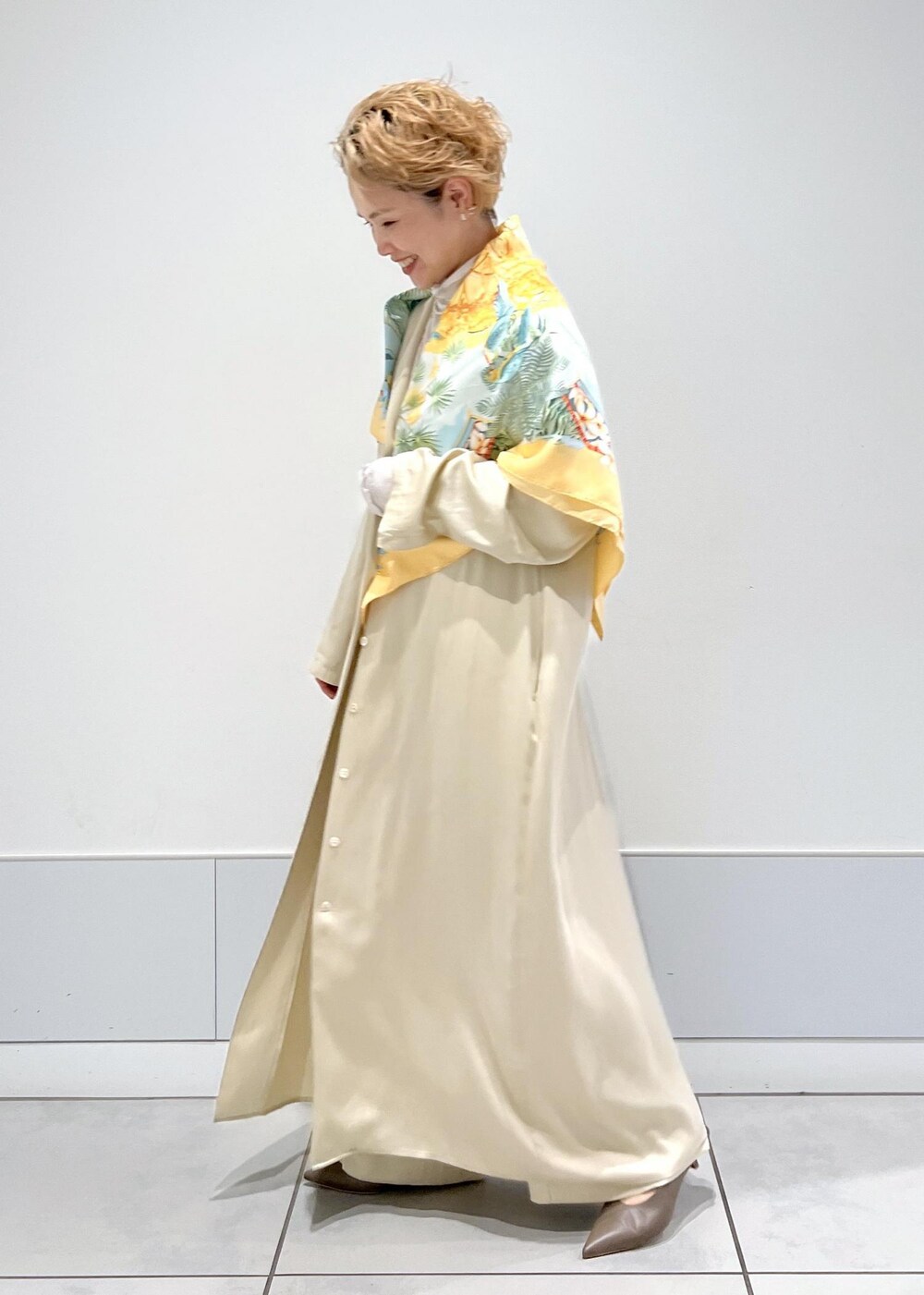 ベージュ系のシャツワンピース、ベージュ系のその他パンツ、グレー系のTシャツ/カットソーを着用したレディースの秋コーディネートの4枚目の写真