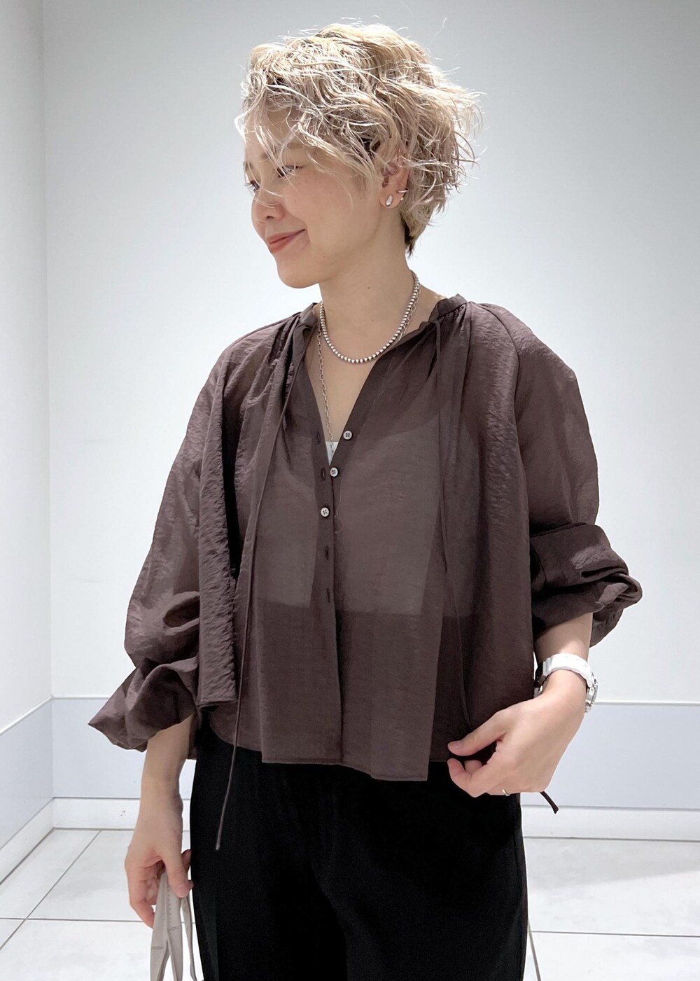 シルバー系のサンダル、ブラウン系のシャツ/ブラウス、ブラック系のその他パンツを着用したレディースの夏コーディネートの6枚目の写真