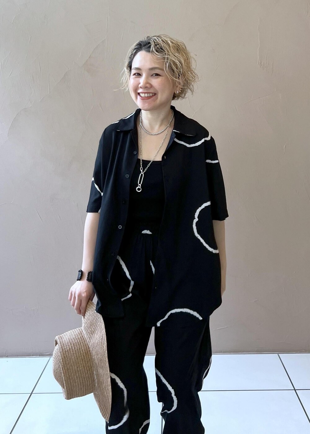 ゴールド系のサンダル、ブラック系のタンクトップ、ブラック系のルームウェア/パジャマを着用したレディースの春コーディネートの5枚目の写真