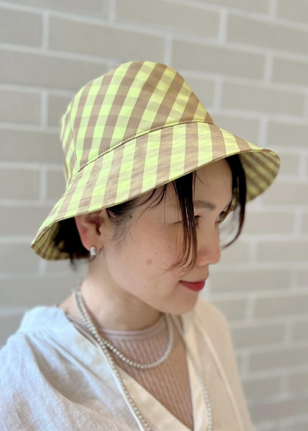 ホワイト系のサンダル、ベージュ系のTシャツ/カットソー、ホワイト系のシャツ/ブラウスを着用したレディースの春コーディネートの8枚目の写真