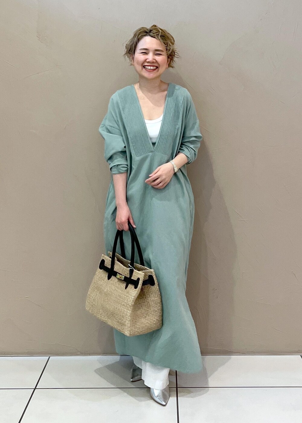 ホワイト系のトートバッグ、グリーン系のワンピース、ホワイト系のその他パンツを着用したレディースの春コーディネートの5枚目の写真