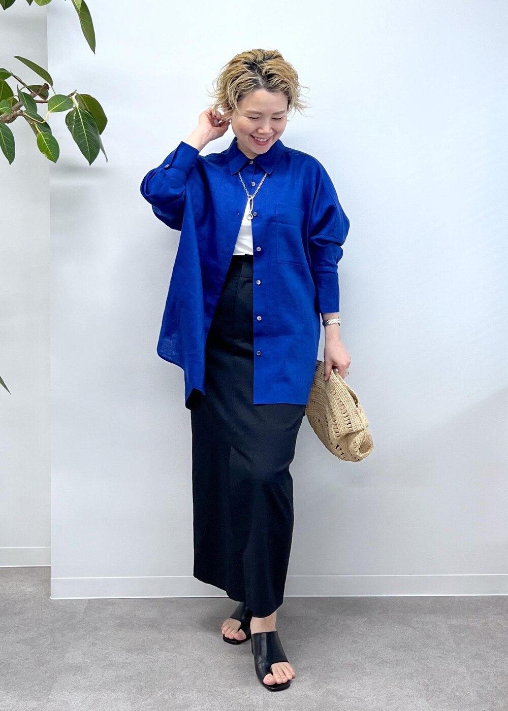 ブラック系のスカート、ブルー系のシャツ/ブラウス、ブラック系のサンダルを着用したレディースの冬コーディネートの3枚目の写真