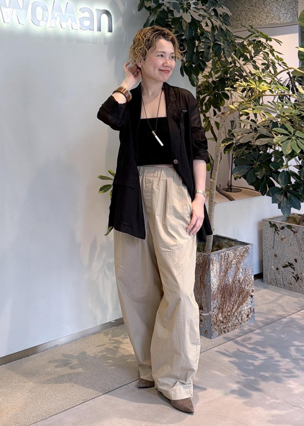 ベージュ系のその他パンツ、ブラック系のテーラードジャケットを着用したレディースの春コーディネートの5枚目の写真