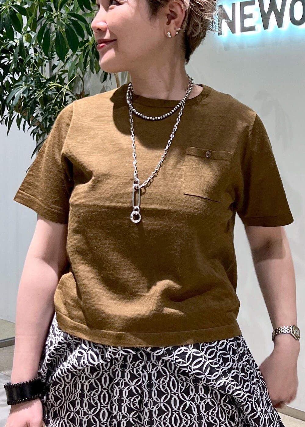 その他のサンダル、グリーン系のTシャツ/カットソー、ブラック系のつなぎ/オールインワンを着用したレディースの夏コーディネートの5枚目の写真