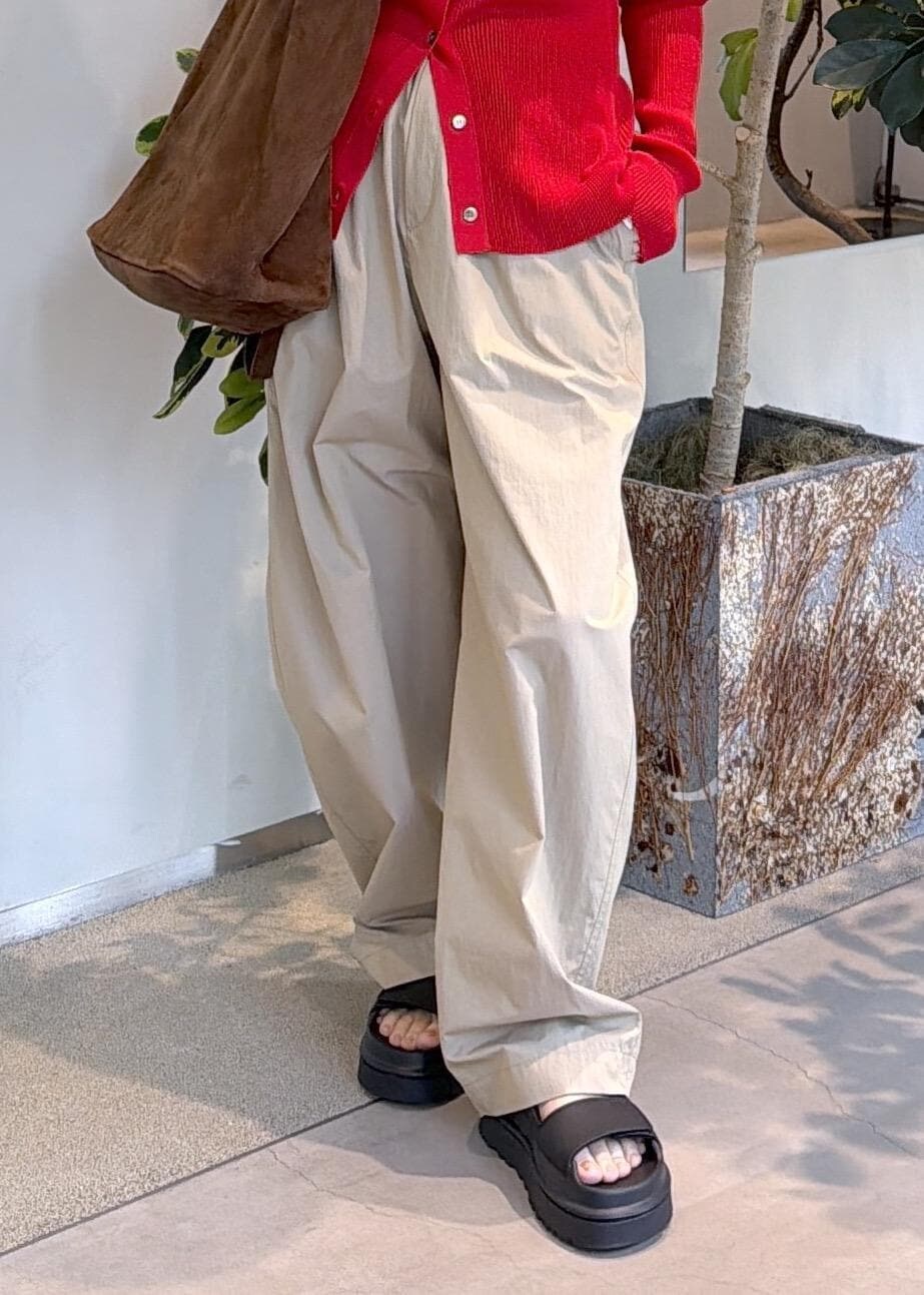 レッド系のカーディガン/ボレロ、ベージュ系のその他パンツ、ブラック系のサンダルを着用したレディースの春コーディネートの9枚目の写真