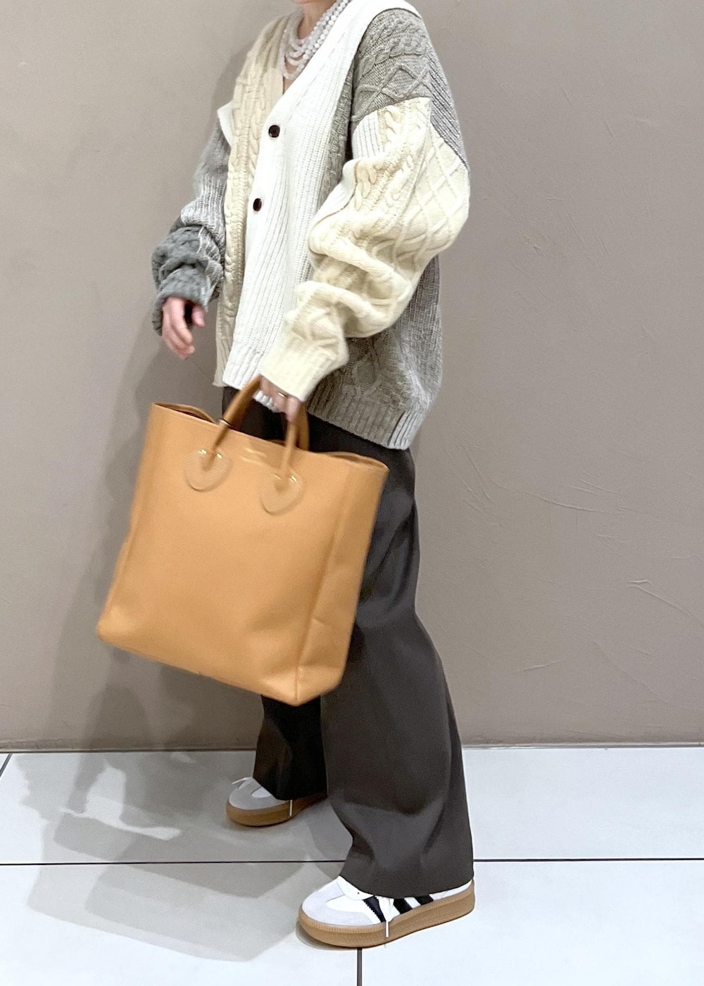 ブラウン系のその他パンツ、ホワイト系のスニーカーを着用したレディースの夏コーディネートの5枚目の写真