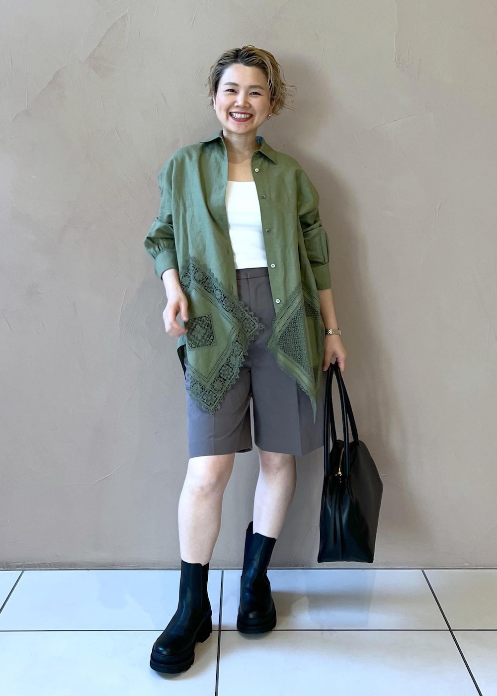 ブラック系のブーツ、グリーン系のシャツ/ブラウス、グレー系のその他パンツを着用したレディースの冬コーディネートの2枚目の写真