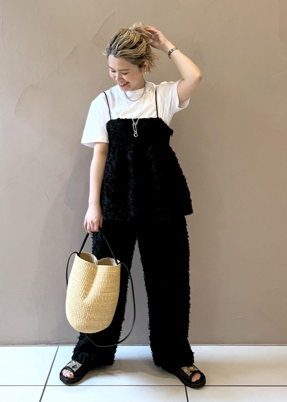 ブラック系のキャミソール、ブラック系のその他パンツ、ホワイト系のTシャツ/カットソーを着用したレディースの春コーディネートの5枚目の写真