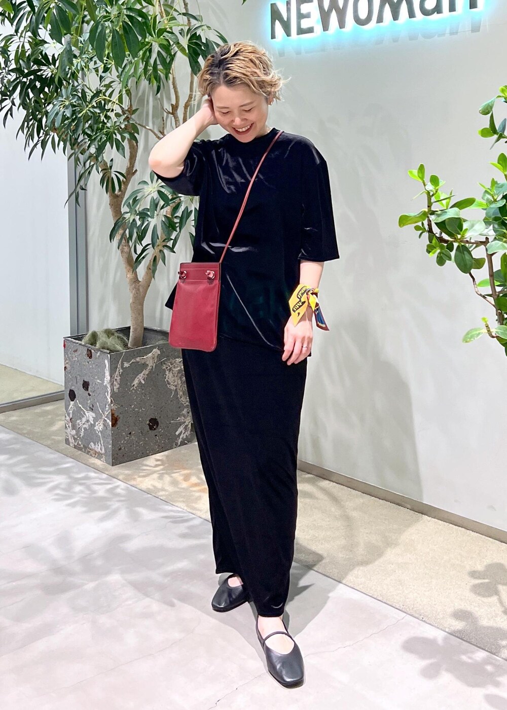 ブラック系のスカート、ブラック系のTシャツ/カットソー、ブラック系のパンプスを着用したレディースの夏コーディネートの2枚目の写真