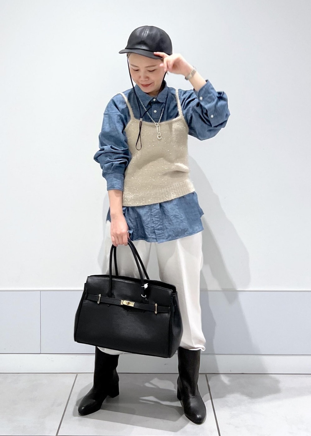 ゴールド系のキャミソール、ブルー系のシャツ/ブラウス、ホワイト系のその他パンツを着用したレディースの秋コーディネートの2枚目の写真