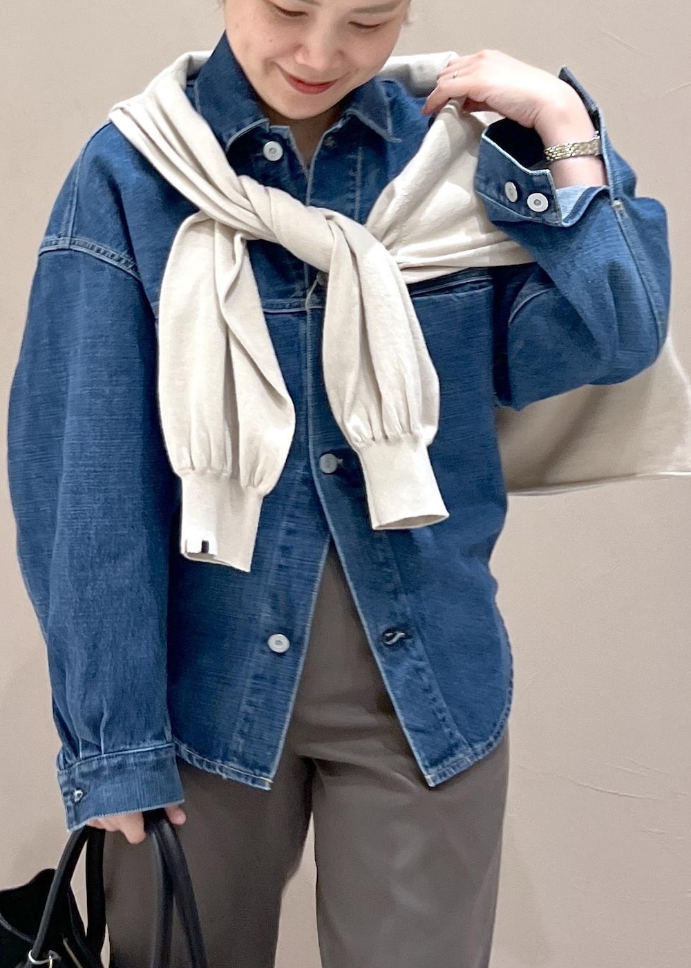 ブラウン系のその他パンツ、ブラック系のハンドバッグ、ホワイト系のスニーカーを着用したレディースの夏コーディネートの5枚目の写真