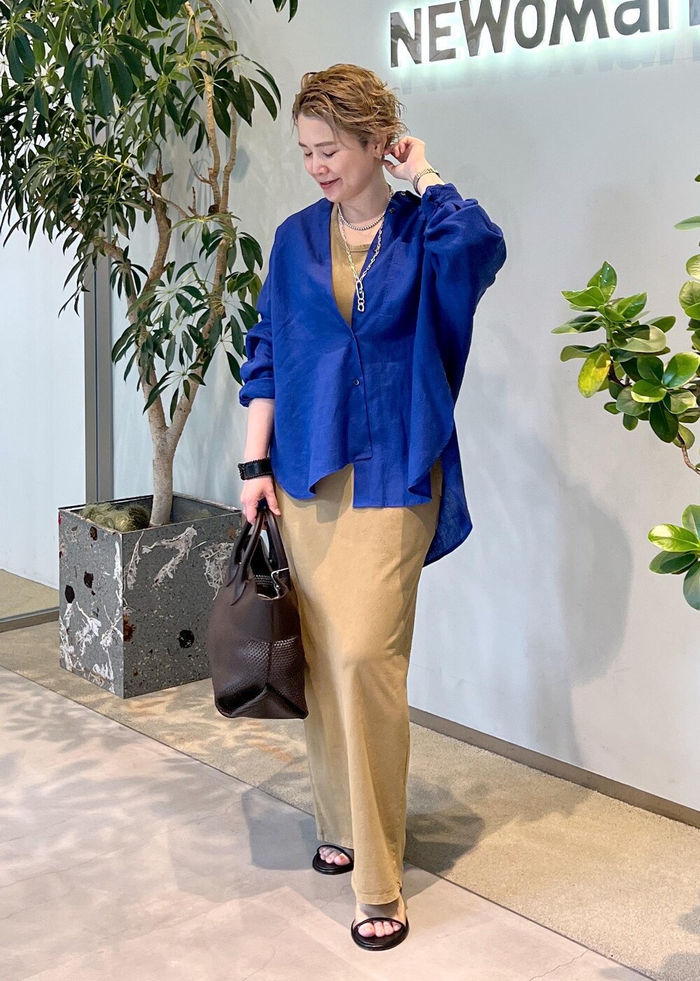 ブルー系のシャツ/ブラウス、ブラウン系のトートバッグ、ブラウン系のワンピースを着用したレディースの夏コーディネートの5枚目の写真