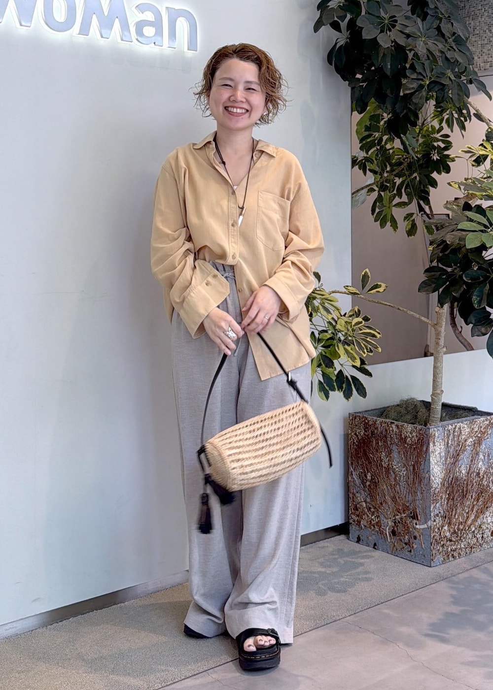 ベージュ系のショルダーバッグ、ベージュ系のその他パンツ、ベージュ系のシャツ/ブラウスを着用したレディースの夏コーディネートの3枚目の写真