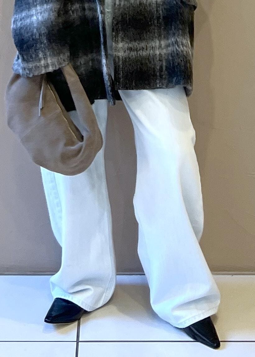 ブルー系のデニムパンツ、グレー系のその他アウター、グレー系のハンドバッグを着用したレディースの秋コーディネートの9枚目の写真