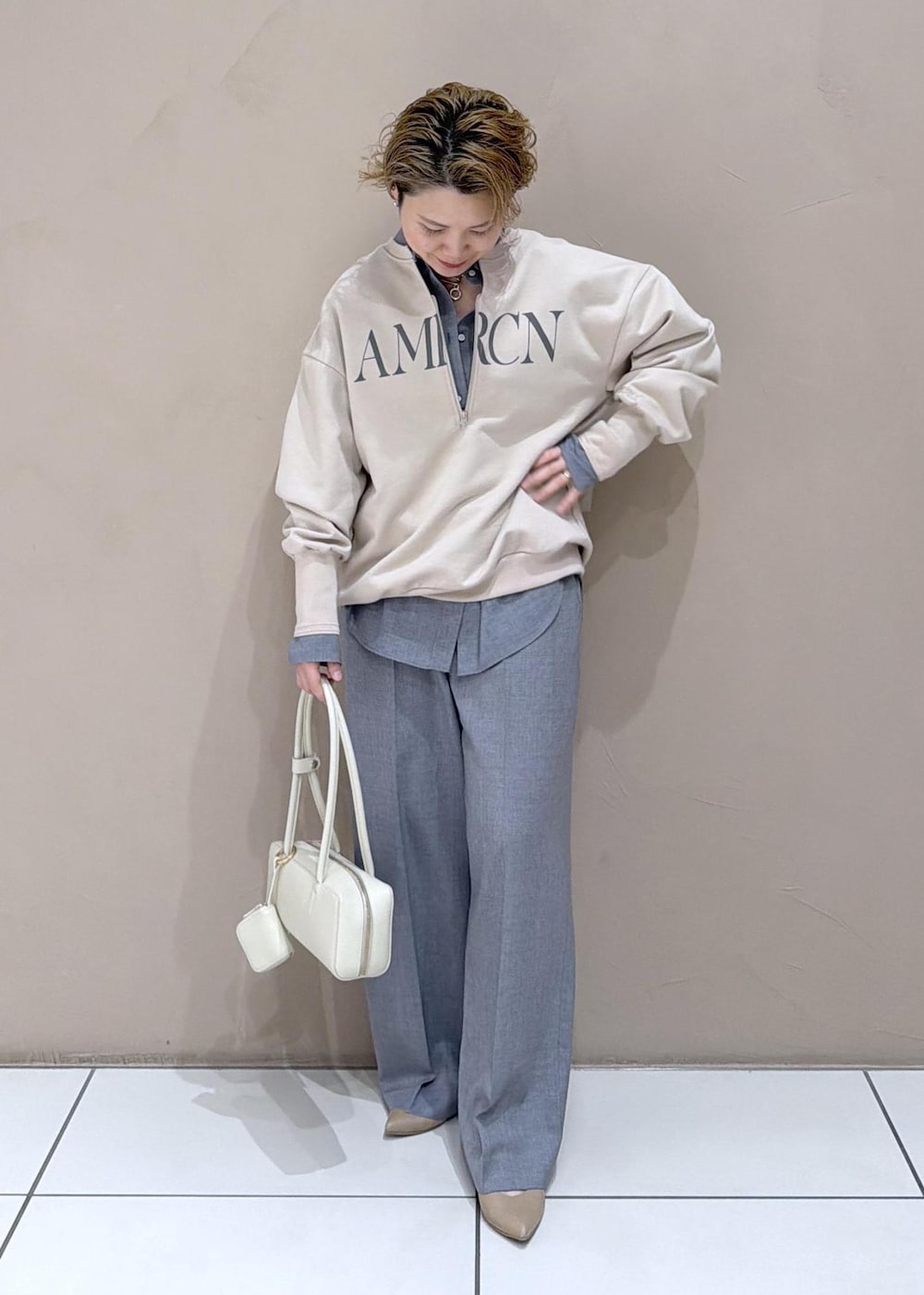 グレー系のシャツ/ブラウス、ベージュ系のスウェット、グレー系のその他パンツを着用したレディースの冬コーディネートの4枚目の写真