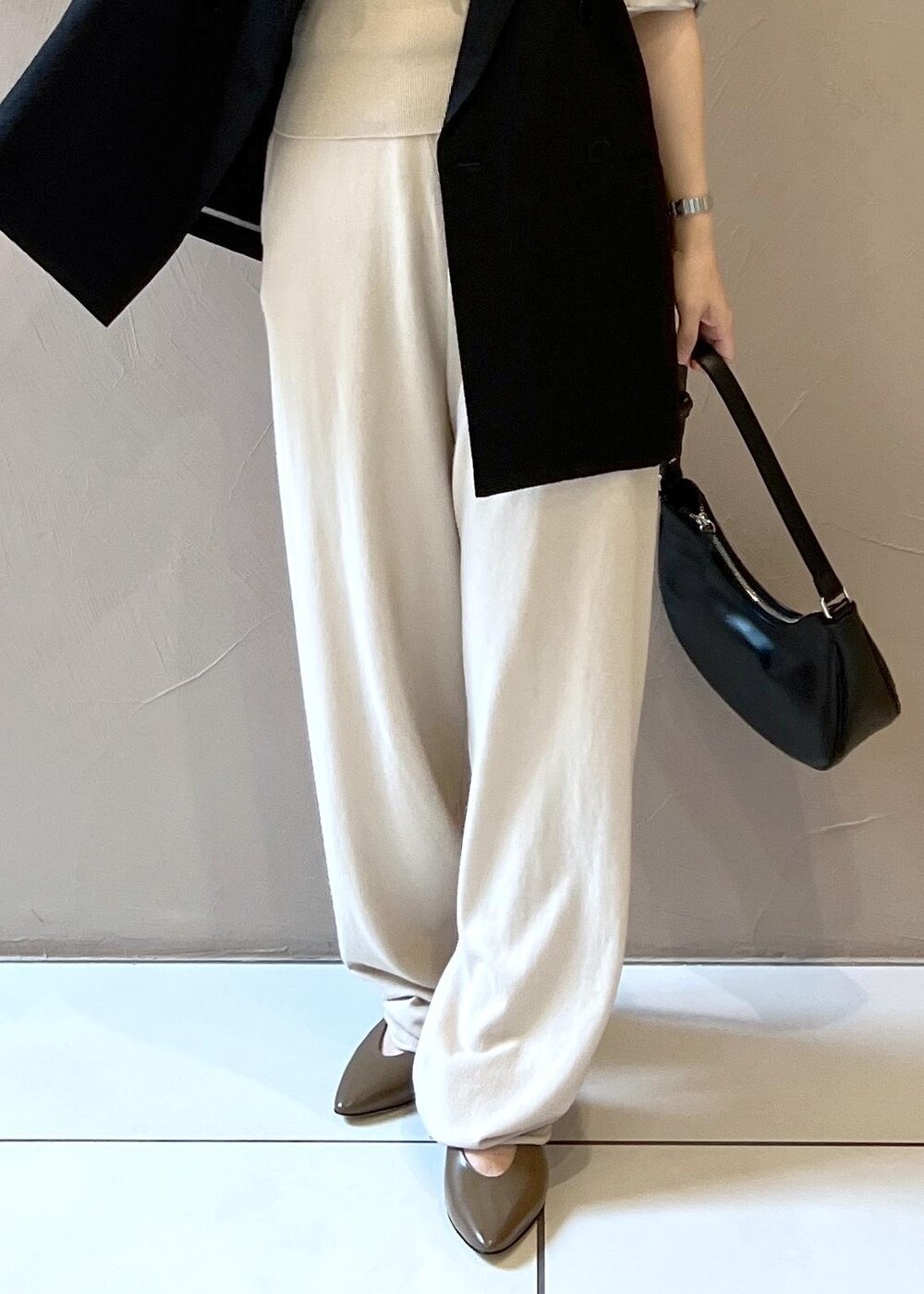 ブラック系のテーラードジャケット、ブラウン系のパンプスを着用したレディースの秋コーディネートの8枚目の写真