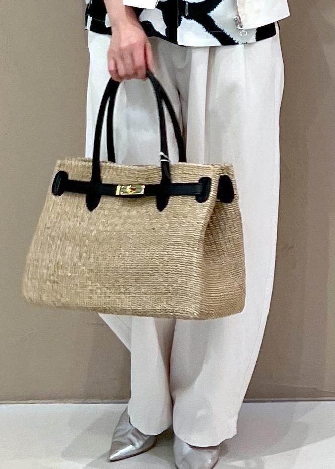 ホワイト系のトートバッグ、ホワイト系のブルゾン、ホワイト系のその他パンツを着用したレディースの春コーディネートの8枚目の写真