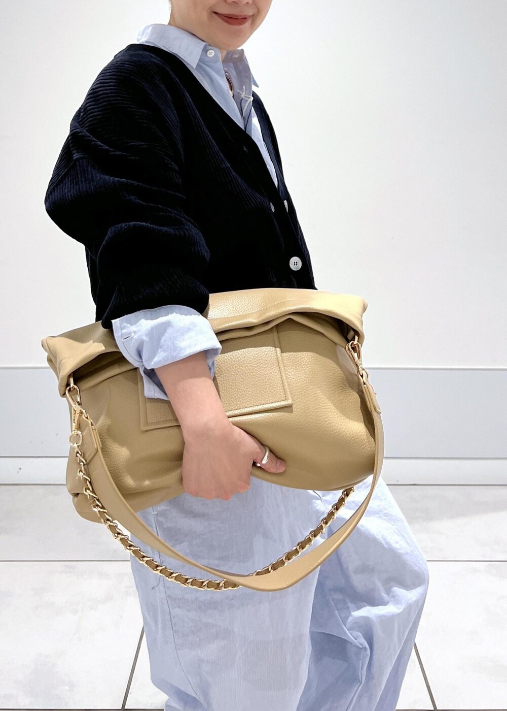 ブラック系のカーディガン/ボレロ、ブラック系のカーディガン/ボレロ、ベージュ系のトートバッグを着用したレディースの夏コーディネートの7枚目の写真