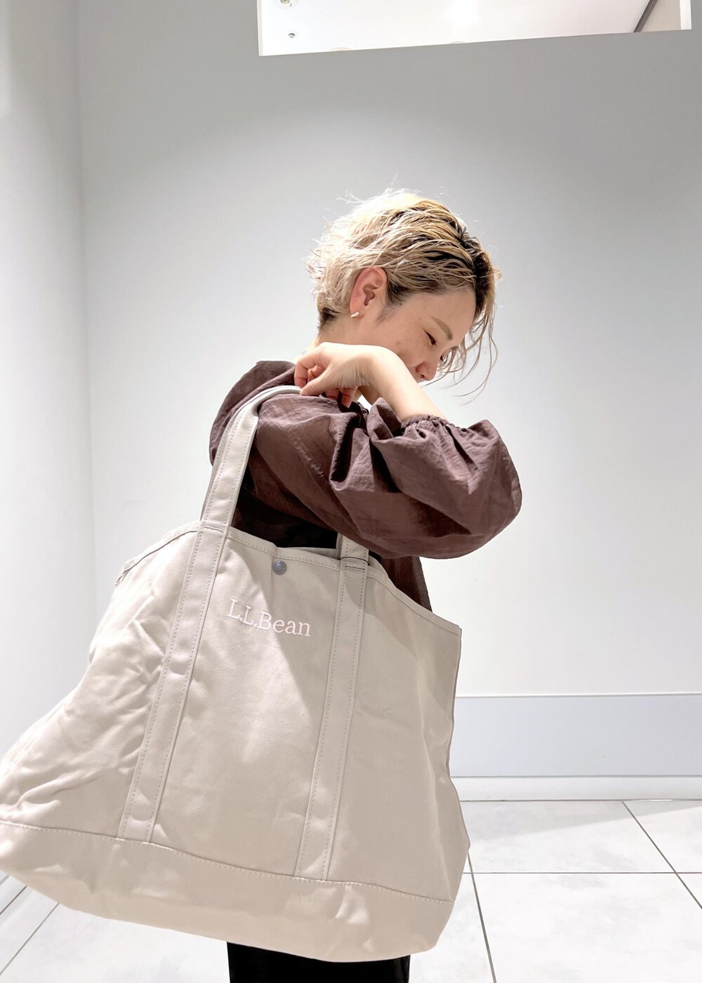 シルバー系のサンダル、ブラウン系のシャツ/ブラウス、ブラック系のその他パンツを着用したレディースの夏コーディネートの9枚目の写真