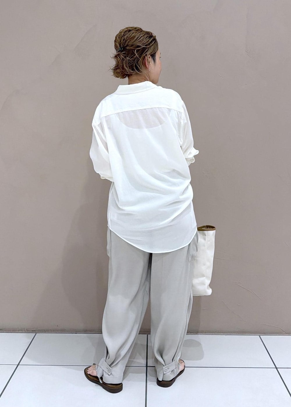 ブラウン系のサンダル、ベージュ系のその他パンツ、ホワイト系のシャツ/ブラウスを着用したレディースの夏コーディネートの6枚目の写真