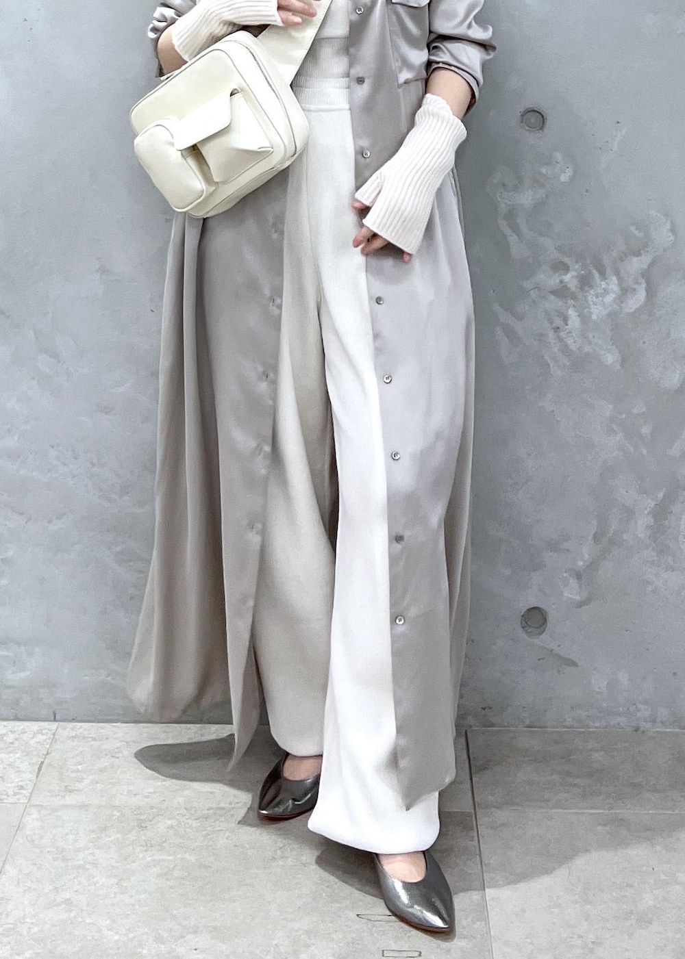 ホワイト系のタンクトップ、ホワイト系のその他パンツ、グレー系のシャツワンピースを着用したレディースの秋コーディネートの7枚目の写真