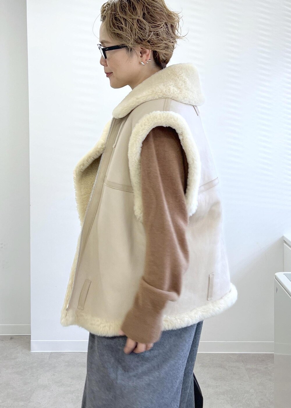 ブラック系のショルダーバッグ、グレー系のその他パンツ、ブラウン系のニット/セーターを着用したレディースの秋コーディネートの7枚目の写真