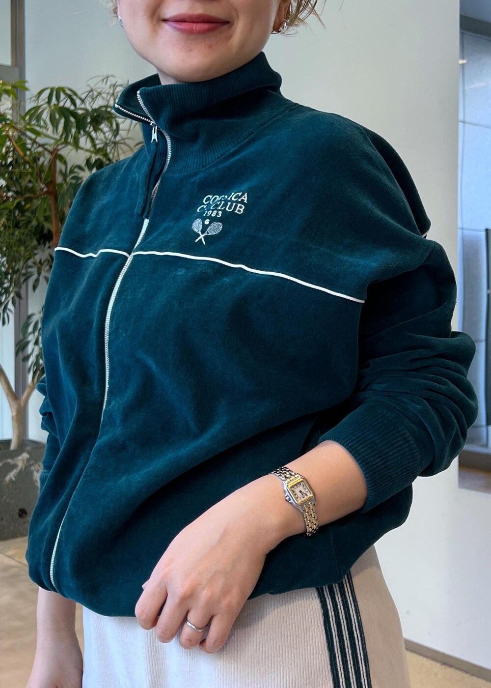 グリーン系のカーディガン/ボレロ、ホワイト系のその他パンツ、ブラック系のブーツを着用したレディースの冬コーディネートの6枚目の写真