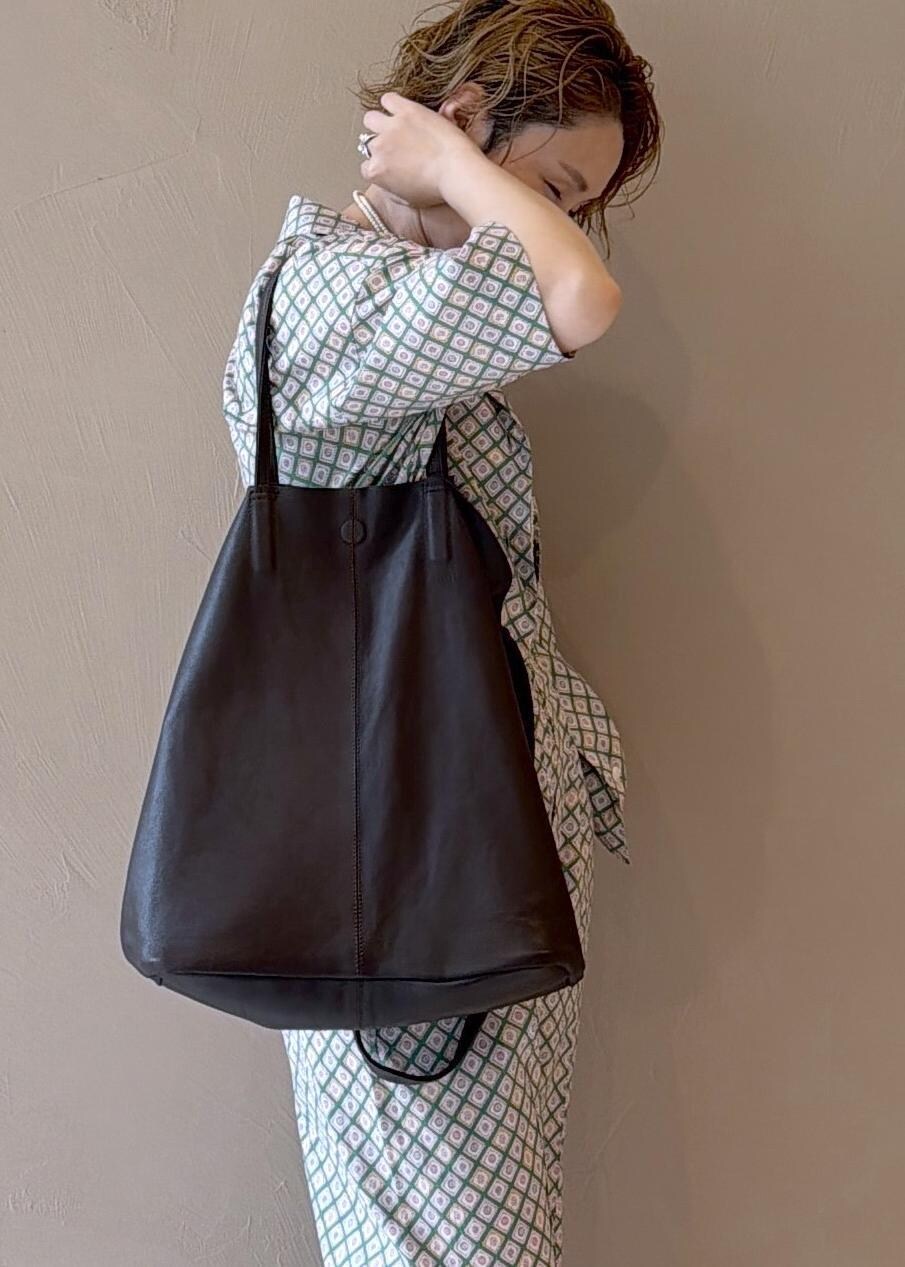 グリーン系のシャツ/ブラウスを着用したレディースの夏コーディネートの6枚目の写真